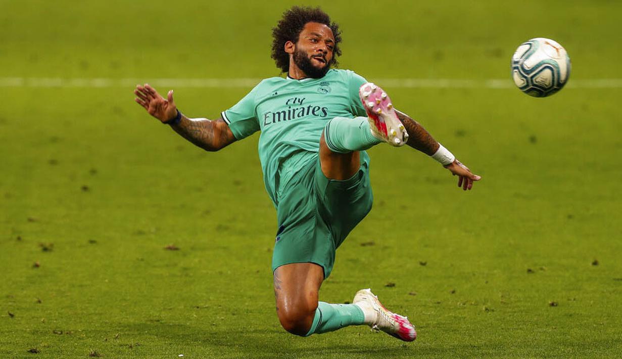 Bek Real Madrid, Marcelo, menghalau bola saat melawan Espanyol pada laga La Liga di Stadion Cornella-El Prat, Minggu (28/6/2020). Real Madrid menang 1-0 atas Espanyol. (AP/Joan Monfort)