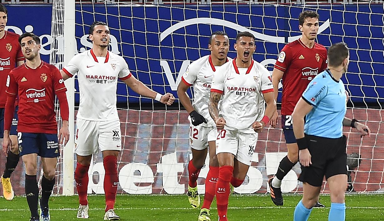 Bek Sevilla, Diego Carlos (ketiga dari kanan) melakukan selebrasi usai mencetak gol pertama timnya ke gawang Osasuna dalam laga lanjutan Liga Spanyol 2020/21 pekan ke-24 di El Sadar Stadium, Plampona, Senin (22/2/2021). Sevilla menang 2-0 atas Osasuna. (AFP/Ander Gillenea)