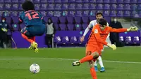 Kiper Sevilla, Yassine Bounou Bono melepaskan tendangan yang berbuah gol penyeimbang 1-1 ke gawang Real Valladolid dalam laga lanjutan Liga Spanyol 2020/2021 pekan ke-28 di Jose Zorrilla Stadium, Valladolid, Sabtu (20/3/2021). Sevilla bermain imbang 1-1 dengan Valladolid. (AFP/Cesar Manso)
