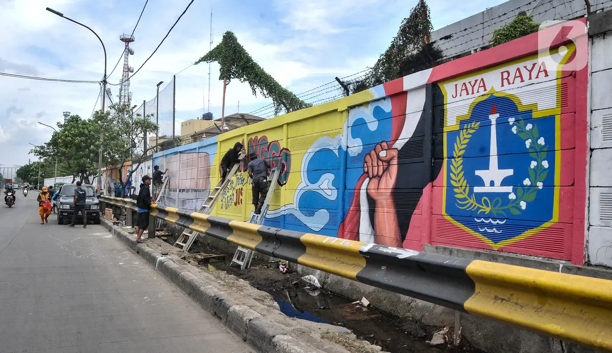 Petugas Penanganan Prasaranan dan Sarana Umum (PPSU) menyelesaikan pembuatan mural di Jalan RE Martadinata, Tanjung Priok, Jakarta Utara, Selasa (24/5/2022). Pembuatan mural di sepanjang Jalan RE Martadinata yang dilakukan oleh petugas PPSU dari 19 kelurahan di Jakarta Utara tersebut dalam rangka menyambut balapan Formula E dan HUT ke-495 Kota Jakarta. (merdeka.com/Iqbal S Nugroho)