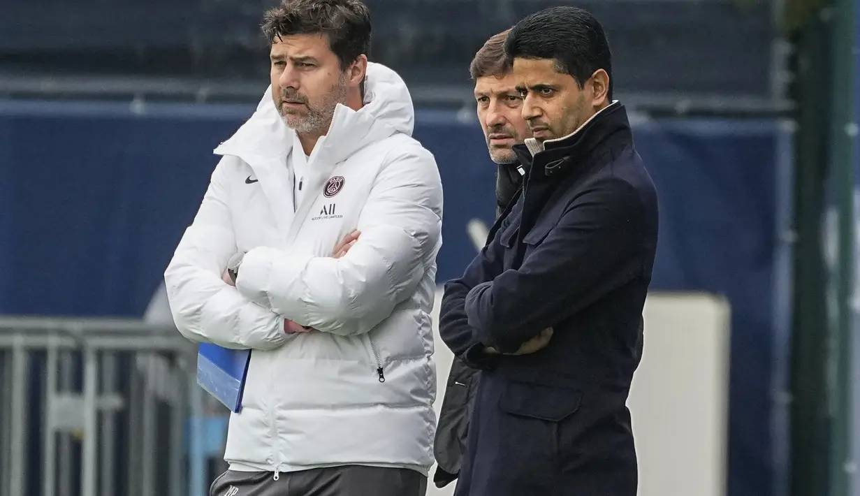 Pelatih PSG, Mauricio Pochettino, direktur olahraga Leonardo, Presiden PSG Nasser Al-Khelaifi menyaksikan tim mereka berlatih di tempat latihan Paris Saint-Germain di Saint Germain-en-Laye, barat Paris, Senin (18/10/2021). Saat ini, PSG memimpin Grup A UCL dengan empat angka. (AP Photo/Michel Euler)