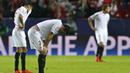 Para pemain Sevilla tampak murung usai ditaklukan Manchester City pada laga Liga Champions di Stadion Sanchez Pizjuan, Spanyol, Selasa (3/11/2015). ( EPA/Jose Manuel Vidal)