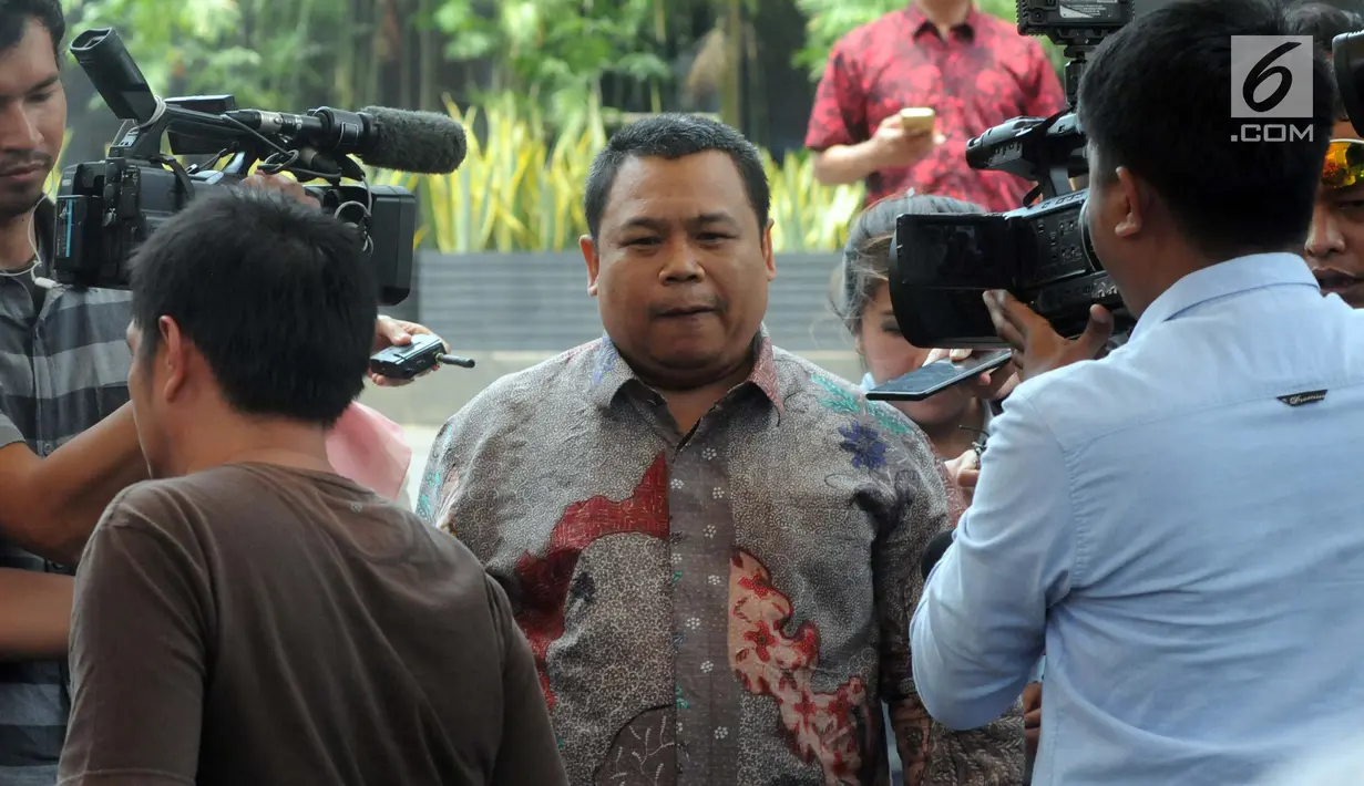 Anggota DPR Fraksi PKB Fathan Subchi usai menjalani pemeriksaan penyidik di Gedung KPK, Jakarta, Senin (30/9/2019). Fathan diperiksa sebagai saksi untuk tersangka Hong Artha John Alfred terkait kasus dugaan penerimaan hadiah dalam proyek di Kementerian PUPR TA 2016. (merdeka.com/Dwi Narwoko)