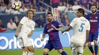 Striker Barcelona, Lionel Messi, melihat bola yang ditendangnya saat bertanding melawan Real Madrid pada laga ICC 2017 di Stadion Hard Rock, Miami, AS (29/7/2017). Barcelona menang 3-2 atas Real Madrid. ((AP/Lynne Sladky)