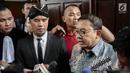 Wakil Ketua DPR Fadli Zon (kanan) memberi keterangan saat menghadiri sidang kedua musisi Ahmad Dhani di PN Jakarta Selatan, Senin (23/4). Ahmad Dhani terancam dengan hukuman enam tahun penjara. (Liputan6.com/Faizal Fanani)