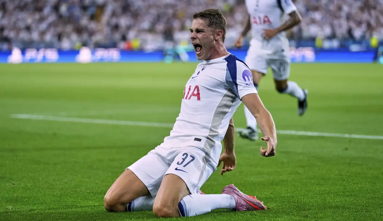 Pemain Tottenham Hotspur, Micky van de Ven (kiri) melakukan selebrasi setelah mencetak gol pertama timnya ke gawang PSG dalam laga final UEFA Super Cup 2025di Bluenergy Stadium, Udinese, Italia, Rabu (13/08/2025) waktu setempat. (AP Photo/Darko Bandic)
