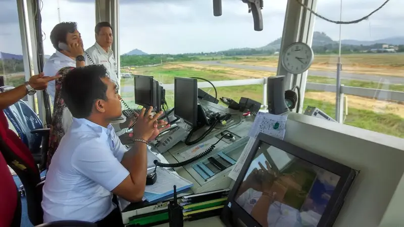 Demi Keselamatan, Airnav Potong Bukit di Bandara Depati Amir (Foto: Gideon/Liputan6.com)