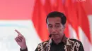 Presiden Joko Widodo atau Jokowi memberi arahan saat menyalurkan bantuan sosial Program Keluarga Harapan (PKH) dan Bantuan Pangan Non Tunai (BPNT) kepada seribu warga Depok, Jawa Barat, Selasa (12/2). (Liputan6.com/Herman Zakharia)