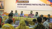Suasana sosialisasi sistem informasi partai politik tahap III di Gedung KPU, Jakarta, Jumat (15/9). Sosialisasi digelar untuk mempertajam pemahaman partai akan penggunaan sipol tersebut. (Liputan6.com/Faizal Fanani)
