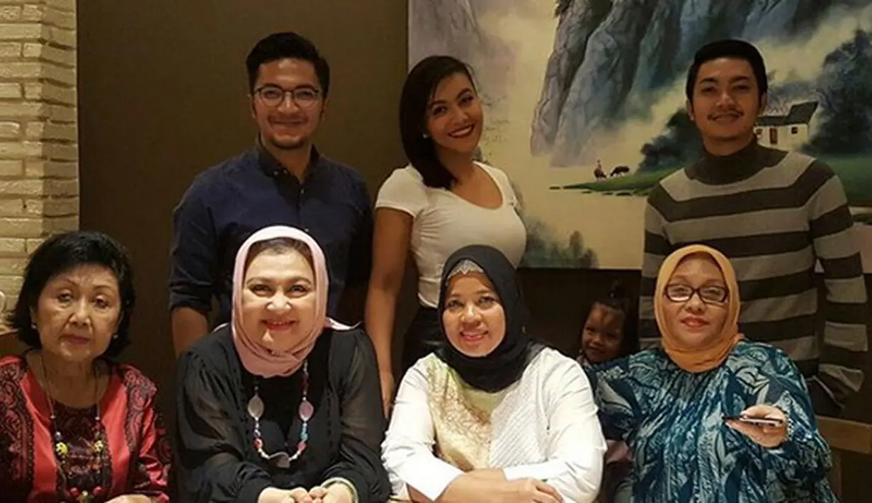 Masih banyak lagi doa untuk pasangan ini. Ratusan dukungan dari netizen keduanya untuk segera menikah. Tidak sedikit juga yang mempertanyakan hubungan keduanya. (Instagram/denadaindonesia)