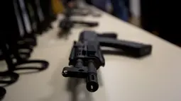 Salah satu senapan serbu yang disita saat konferensi pers di Rio de Janeiro, Brasil, 1 Juni 2017.  Polisi Brasil menyita 60 senapan otomatis yang ditemukan dalam pengiriman kargo di bandara internasional Rio de Janeiro. (AP Photo/Silvia Izquierdo)