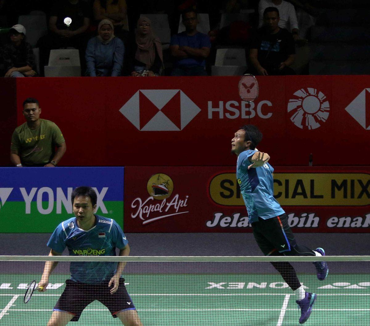 Ganda putra Indonesia,&nbsp;Mohammad Ahsan/Hendra Setiawan menghadapi wakil Thailand, Supak Jomkoh/Kittinupang Kedren pada babak 32 besar Indonesia Open 2024 di Istora Senayan, Jakarta, Rabu (5/6/2024). The Daddies, julukan Ahsan/Hendra, sukses menaklukka