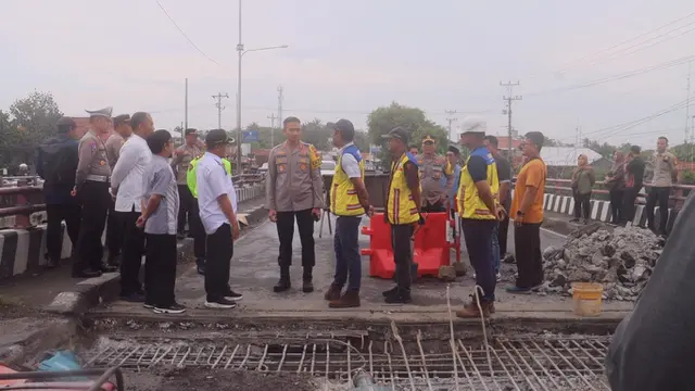 Polisi mengalihkan arus lalu lintas selama perbaikan jembatan Comal, Pemalang. (Foto: Liputan6.com/Polres Pemalang)