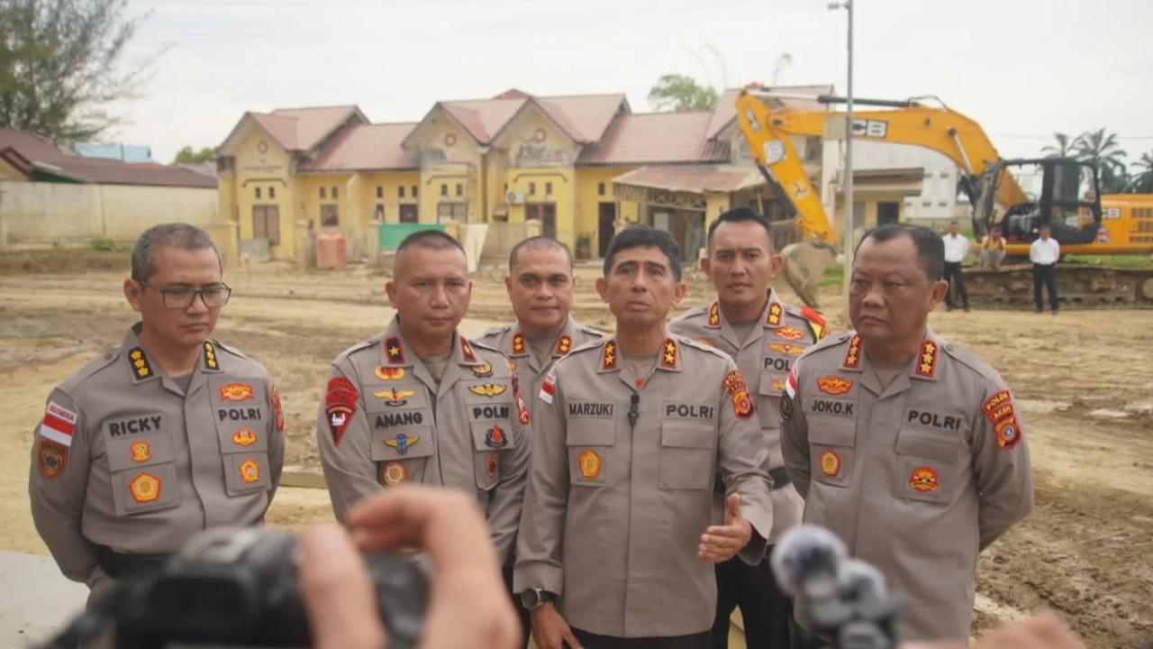 FOTO: Kapolda Aceh Berikan Penghargaan kepada Personel Polri dan Taruna Akpol