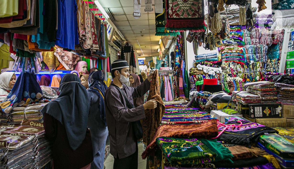 Calon pembeli memilih perlengkapan ibadah di pasar Tanah Abang Jakarta, Sabtu (17/4/2021). Saat bulan Ramadhan, umat muslim ramai berbelanja perlengkapan ibadah seperti, tasbih, sajadah, peci dan baju muslim untuk dipergunakan saat beribadah di bulan suci. (Liputan6.com/Faizal Fanani)