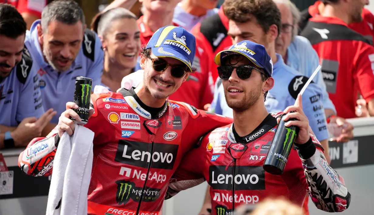 Memasuki lap ke-15, Enea Bastianini masih ada terdepan. Dia masih unggul 1,465 detik dari Alex Marquez. (AP Photo/Vincent Thian)