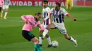 Bek Barcelona, Oscar Mingueza, berebut bola dengan bek Valladolid, Nacho Martinez, pada laga lanjutan Liga Spanyol di Jose Zorrilla Stadium, Rabu (23/12/2020) dini hari WIB. Barcelona menang 3-0 atas Valladolid. (AFP/Cesar Manso)