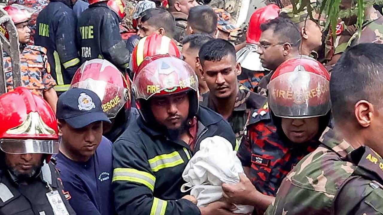FOTO: Pesawat Latih AU Bangladeh  Jatuh di Sekolah, 25 Tewas