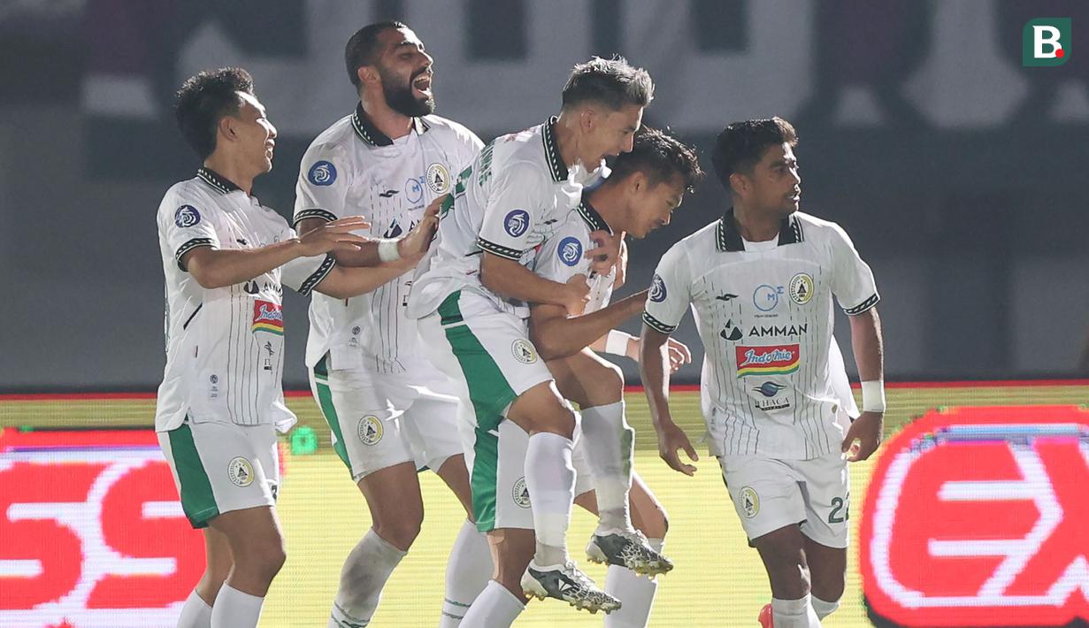 Partai seru tersaji dalam laga pekan ke-9 BRI Liga 1 antara tuan rumah Persita Tangerang menghadapi tamunya PSS Sleman, Jumat (18/8/2023) di Stadion Indomilk Arena, Tangerang. PSS Sleman yang sempat memimpin 2-0 di babak pertama lewat gol Jehad Ayoub dan Ricky Cawor, harus kebobolan dua gol di awal babak kedua via brace Ramiro Fergonzi. Gol kemenangan Tim Elang Jawa akhirnya tercipta pada menit ke-71 melalui aksi Riki Dwi Saputro. Dengan kemenangan 3-2 ini PSS yang mengoleksi 15 poin naik ke peringkat ke-4, sementara Persita yang baru memperoleh 10 poin turun ke peringkat 13. (Bola.com/Abdul Aziz)