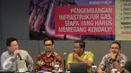  (ki-ka) Praktisi Industri Pengguna GAS Achmad Widjaja, Ketua Komite Hubungan antar Lembaga Migas Firlie Ganinduto, Moderator Hidayat dan Direktur Teknik Gas Kementerian ESDM, Naryanto W saat diskusi publik, Jakarta (10/2). (Liputan6.com/Angga Yuniar)