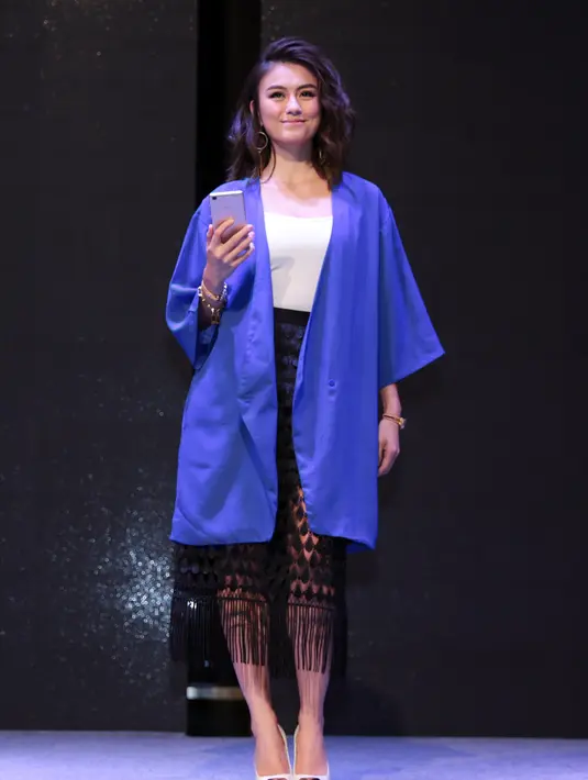 Seabrek kesibukannya, ia memanfaatkan smartphone untuk membuat lagu, cek email atau yang lain, meski dalam pesawat. Ia mengaku tidak selalu membawa laptop. (Adrian Putra/Bintang.com)