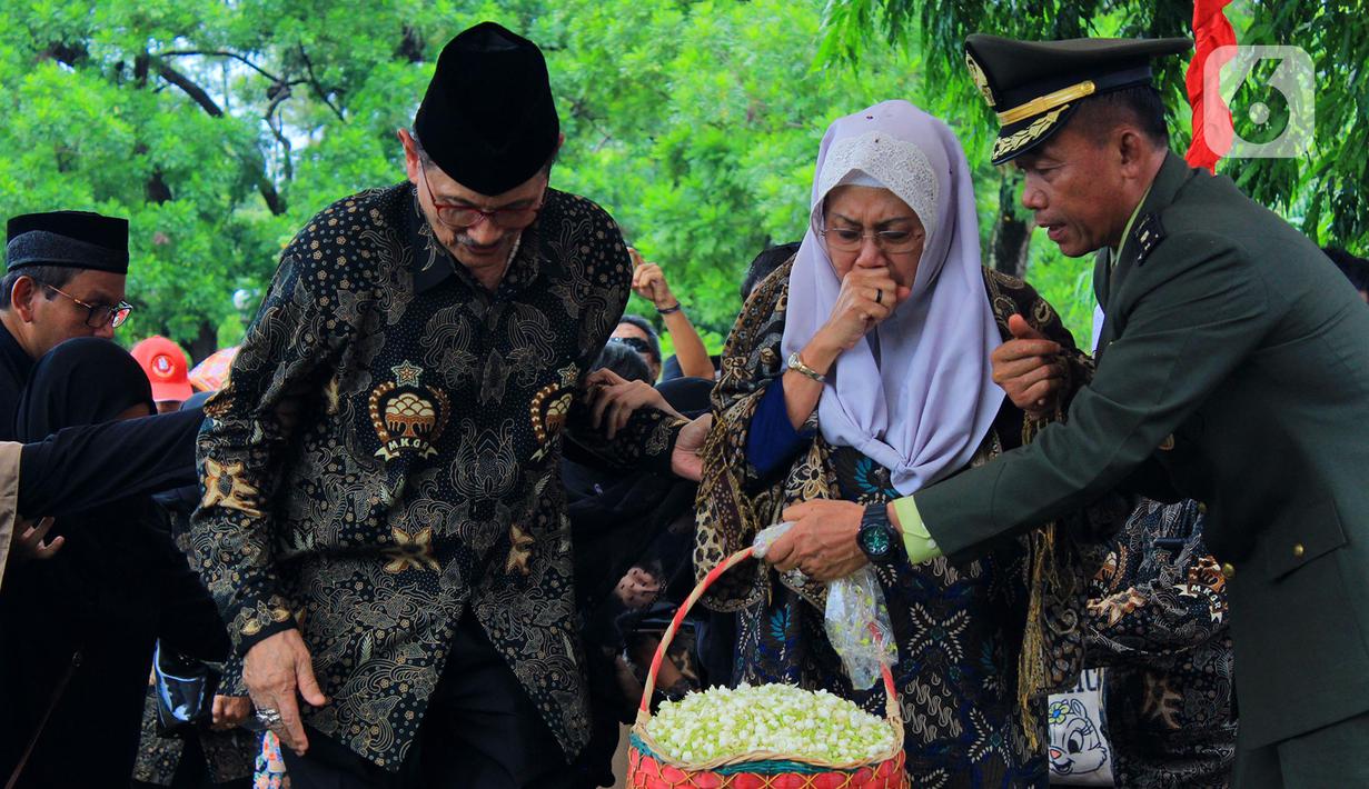 Keluarga dan kerabat melakukan tabur bunga di makam Mantan Menteri Urusan Peranan Wanita, Siti Aminah Sugandhi atau lebih dikenal Mien Sugandhi di TMPN Kalibata, Jakarta, Senin (6/1/2020). Mien menjabat sebagai MUPW pada era Presiden Soeharto, 1993 hingga 1998. (merdeka.com/magang/ Muhammad Fayyadh)