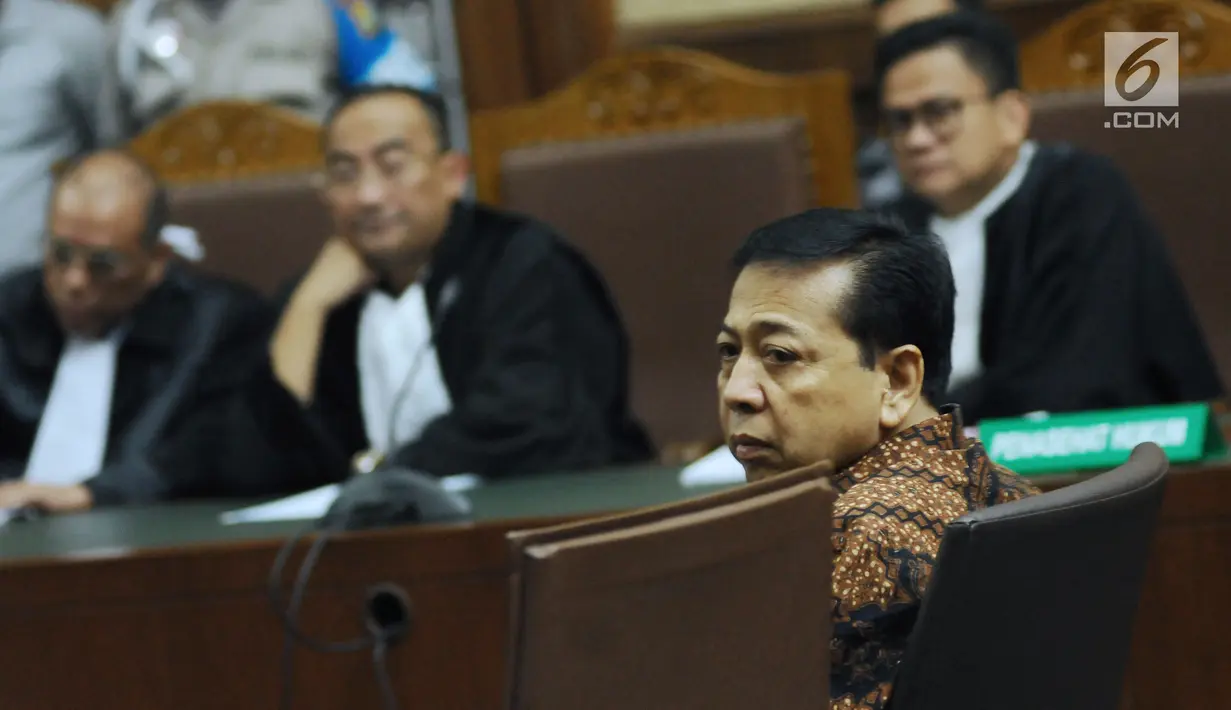 Terdakwa dugaan korupsi proyek E-KTP Setya Novanto menyimak pembacaan tanggapan eksepsi dakwaan pada sidang lanjutan di Pengadilan Tipikor, Jakarta, Kamis (28/12). Sidang mendengar tanggapan eksepsi dakwaan JPU. (Liputan6.com/Helmi Fithriansyah)