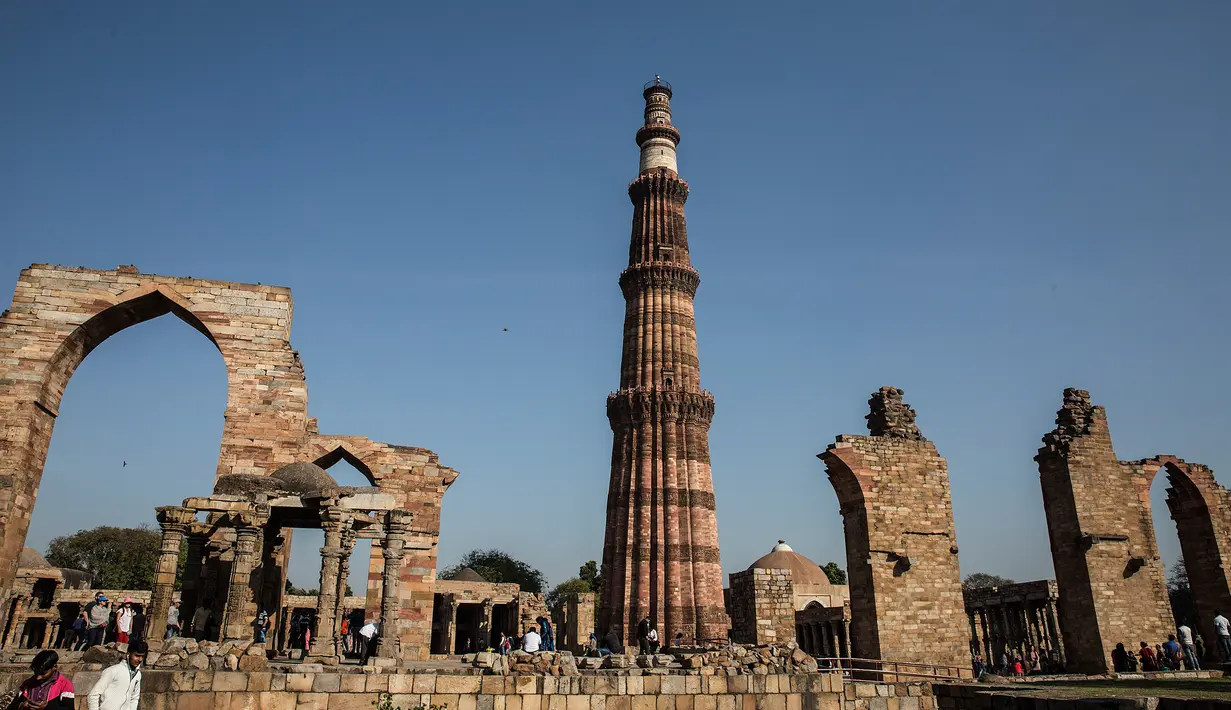 Wisatawan mengunjungi situs warisan dunia UNESCO Qutub Minar di New Delhi, India, Kamis (13/2/2020). Monumen Islam kuno setinggi 73 meter ini menjadi menara tertinggi di India. (Xinhua/Javed Dar)