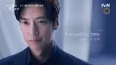 Kang Ji Won berjalan kembali ke ujung lorong lagi untuk bertemu Yoo Ji Hyeok, yang dengan setia menunggunya di sisi lain. (Foto: YouTube/ tvN drama)