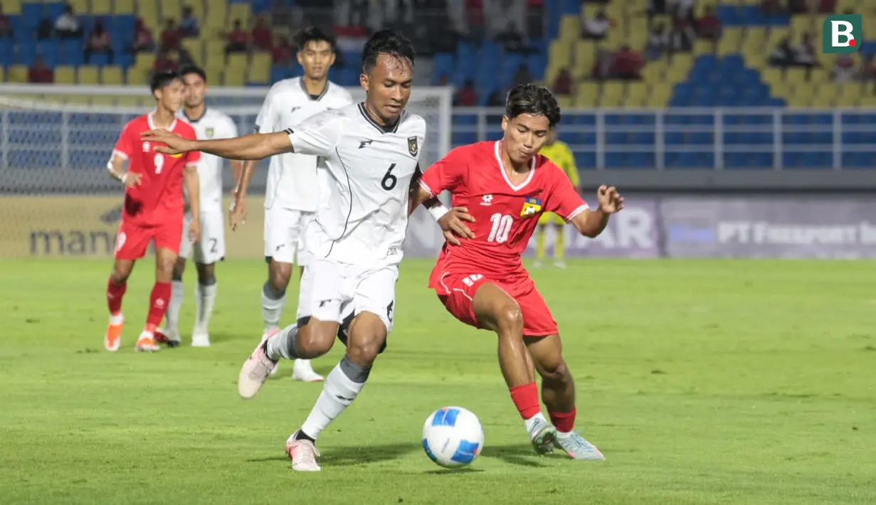 <p>Pemain Timnas Indonesia U-23, Robi Darwis, berebut bola dengan pemain Laos, Peeter Phanthavong, dalam laga Grup J Kualifikasi Piala Asia U-23 2026 di Stadion Gelora Delta, Sidoarjo, Jawa Timur, Rabu (03/09/2025). (Bola.com/Wahyu Pratama)</p>