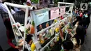 Warga terdampak Covid-19 mengambil bahan pangan gratis di Kompleks Bumi Menteng Asri, Rt 01/18, Kelurahan Menteng, Bogor, Kamis (21/5/2020).  Bahan pangan tersebut disediakan secara swadaya warga setempat dan sudah berjalan selama Bulan Ramadan. (merdeka.com/Arie Basuki)