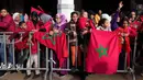 Warga berkumpul untuk menyambut Timnas Maroko usai Piala Dunia 2022 saat parade di Rabat, Maroko, 20 Desember 2022. Timnas Maroko mendapat sambutan hangat di negaranya setelah berhasil meraih juara keempat Piala Dunia 2022. (AP Photo/Mosa'ab Elshamy)