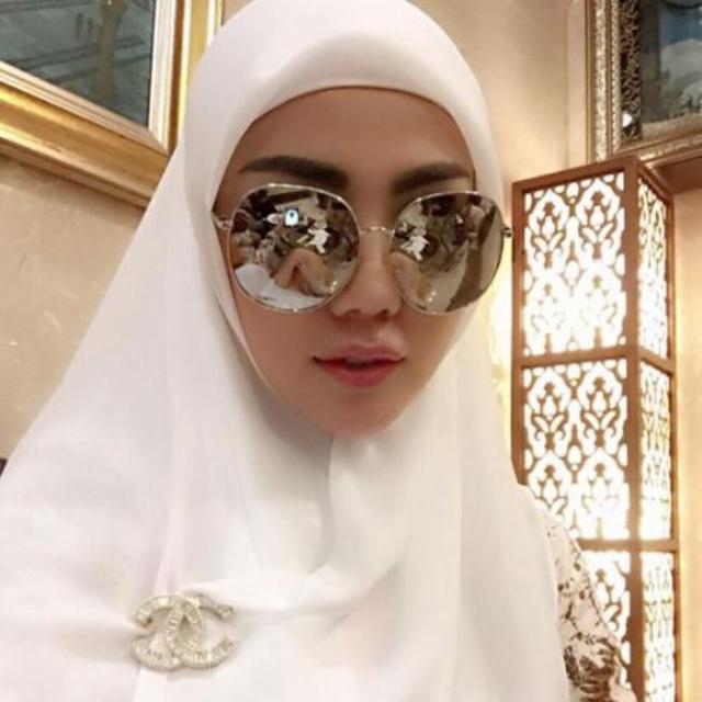 Gambar Wanita Berhijab Pakai Kacamata - Gambar Aksesoris