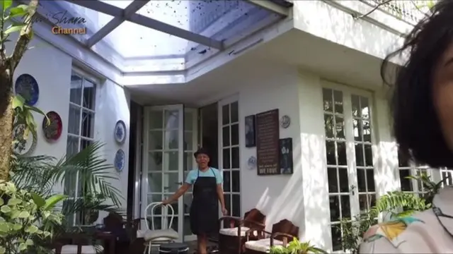 Ada Air Manncur dan Taman Penuh Tanaman di Rumah Yuni Shara