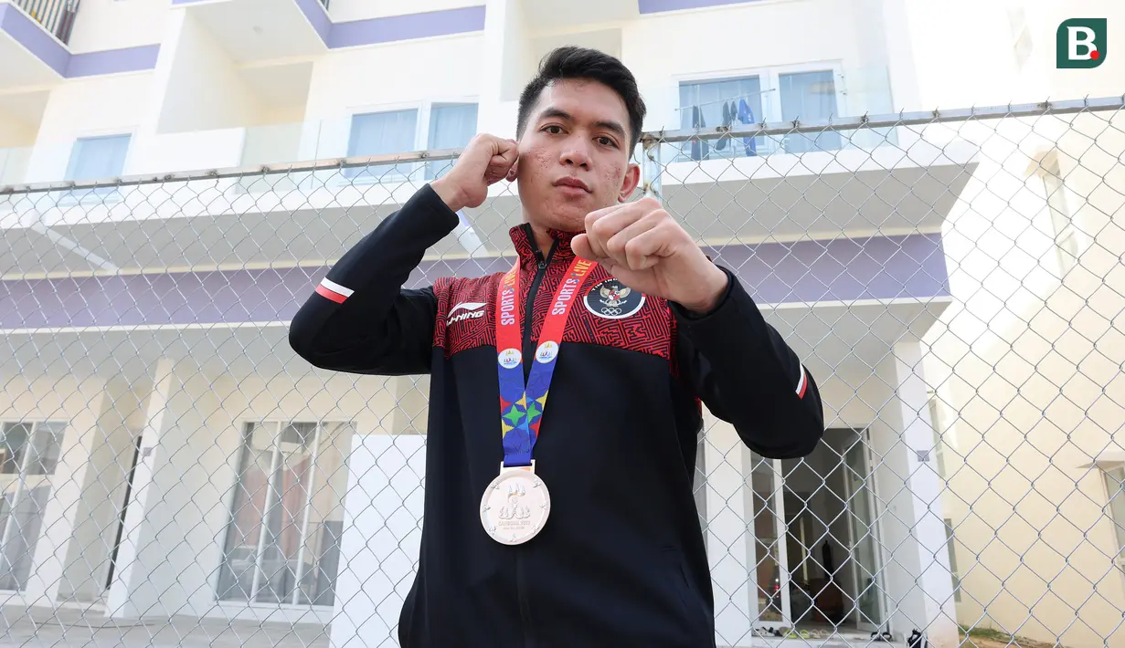 Alfadhila Ramadhan harus mengakui keunggulan atlet tuan rumah, Pichmorakoth Punleu yang meraih poin tertinggi 8,00 dan berhak atas medali emas. (Bola.com/Abdul Aziz)