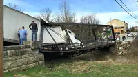 Sebuah jembatan bersejarah runtuh karena truk trailer yang melintasinya memiliki bobot yang jauh di batas kemampuan jembatan.