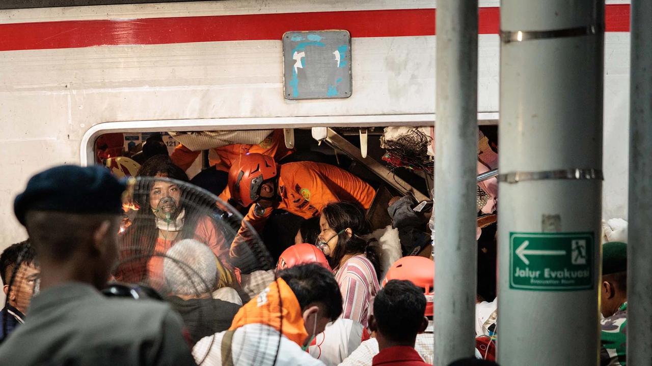 FOTO: Evakuasi Dramatis Korban Tabrakan Kereta di Bekasi Timur
