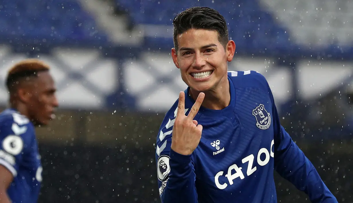 Gelandang Everton, James Rodriguez, merayakan gol yang dicetaknya ke gawang Brighton pada laga lanjutan Liga Inggris di Stadion Goodison Park, Sabtu (3/10/2020) malam WIB. Everton menang 4-2 atas Brighton. (AFP/Jan Kruger/pool)