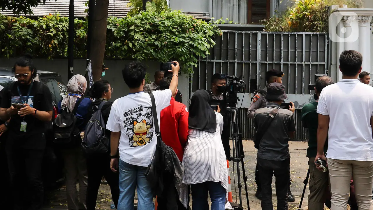 Polisi menggeledah sebuah rumah pada Kamis 26 Oktober 2023 di Jalan Kertanegara Nomor 46, Jakarta Selatan terkait kasus dugaan pemerasan mantan Mentan Syahrul Yasin Limpo oleh Ketua KPK Firli Bahuri.