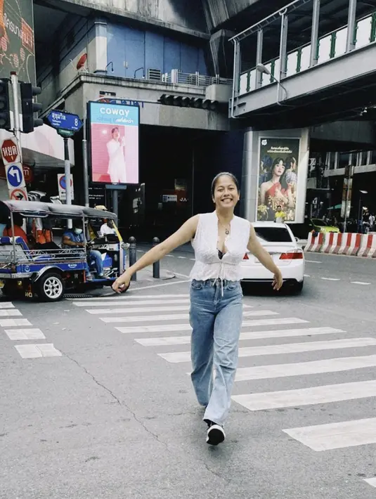 Kali ini ia terlihat memukau dalam balutan denim dan blouse putih yang sederhana.  [Foto: Instagram/ Sitha Marino]