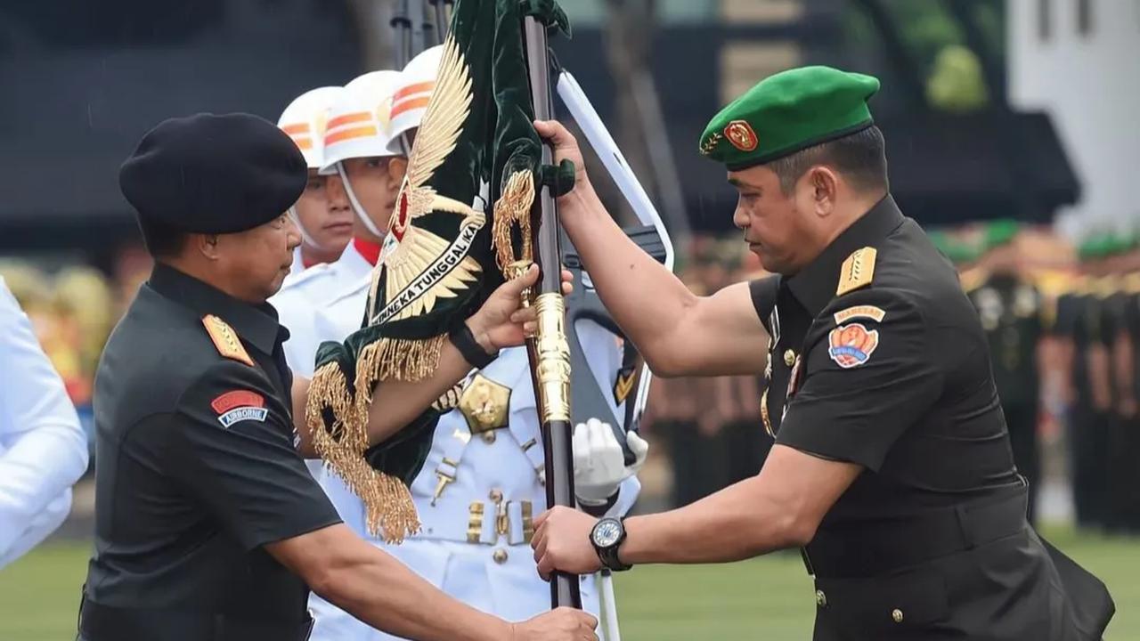 Dengan kedua tangannya, Maruli kemudian menerima panji yang diketahui bertajuk Kartika Eka Paksi tersebut.