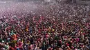 Umat Hindu bersorak saat bubuk berwarna dan air disemprotkan selama perayaan Festival Holi di kuil Kalupur Swaminarayan di Ahmedabad, India (18/3/2022).  Holi, festival warna Hindu, juga menandai datangnya musim semi. (AP Photo/Ajit Solanki)