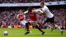 Pemain Arsenal Eddie Nketiah (kiri) berebut bola dengan pemain Tottenham Hotspur Eric Dier pada pertandingan sepak bola Liga Premier Inggris di Emirates Stadium, London, Inggris, 1 Oktober 2022. Arsenal menang 3-1. (AP Photo/Kirsty Wigglesworth)