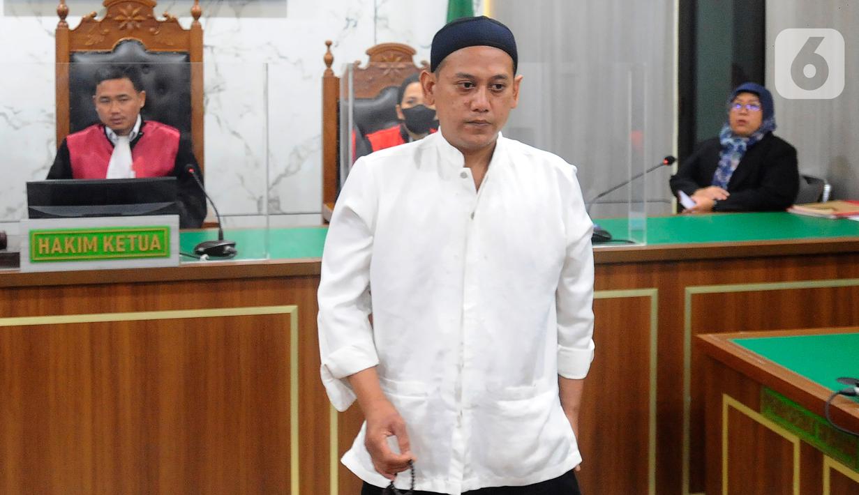 Terdakwa kasus pembunuhan anak kandung dan penganiayaan istri, Rizky Noviyandi Achmad (31) usai menjalani sidang di Pengadilan Negeri (PN) Depok, Jawa Barat, Senin (17/7/2023). PN Kota Depok menunda sidang putusan atau vonis atas terdakwa karena dua hakim anggota masih cuti dan sakit. (merdeka.com/Arie Basuki)