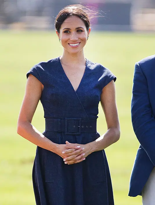 Dress biru menghiasi kecantikan Meghan Markle di polo cup pada Juli 2018. (REX/SHUTTERSTOCK/HollywoodLife)