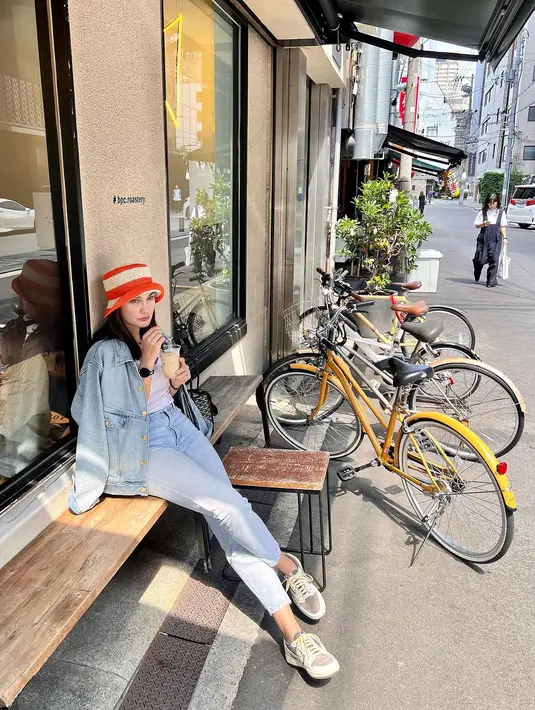 Gaya denim on denim dari Luna Maya. Masih dengan kaus putih polos dan celana jeans, Luna menyempurnakan gayanya dengan jaket denim dan bucket hat yang serasi. [Foto: Instagram/lunamaya]