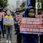 Massa yang tergabung dalam Front Perjuangan Rakyat (FPR) melakukan unjuk rasa di Jalan Gerbang Pemuda, Senayan, Jakarta, Jumat (14/8/2020). Dalam aksinya mereka menolak rencana pengesahan RUU Cipta Kerja atau omnibus law. (Liputan6.com/Faizal Fanani)