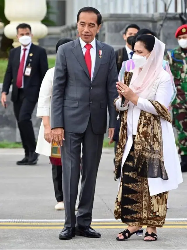 Gaya Iriana Jokowi saat Tiba di Brussels, Tetap Trendi di Cuaca Dingin