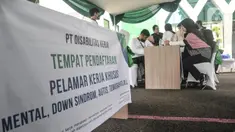 Penyandang disabilitas melakukan pendaftaran untuk mengikuti walk in interview saat Job Fair Khusus Disabilitas di Gedung Pusat Pasar Kerja, Kementerian Ketenagakerjaan, Jakarta, Rabu (13/7/2022).  (merdeka.com/Iqbal S. Nugroho)