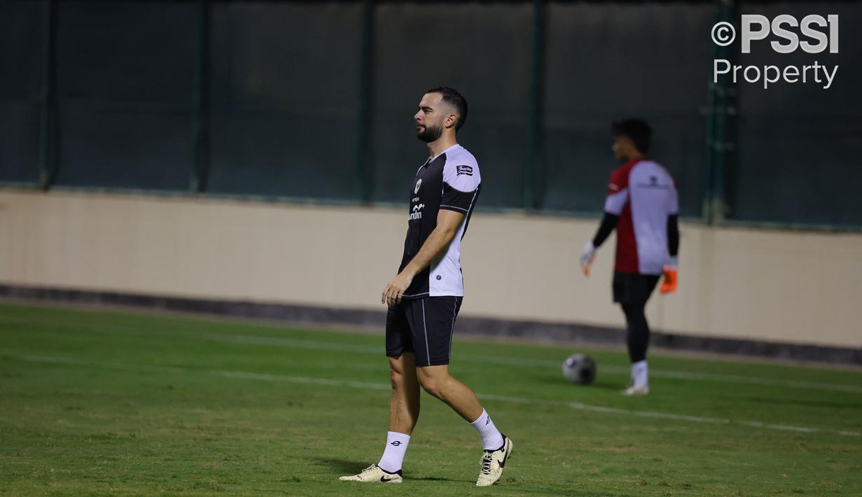 <p>Pemain Timnas Indonesia, Jordi Amat melakukan latihan menjelang laga Kualifikasi Piala Dunia 2026 melawan Bahrain di Hamad Town Youth &amp; Sports Ground pada Senin (07/10). (Dok. PSSI)</p>